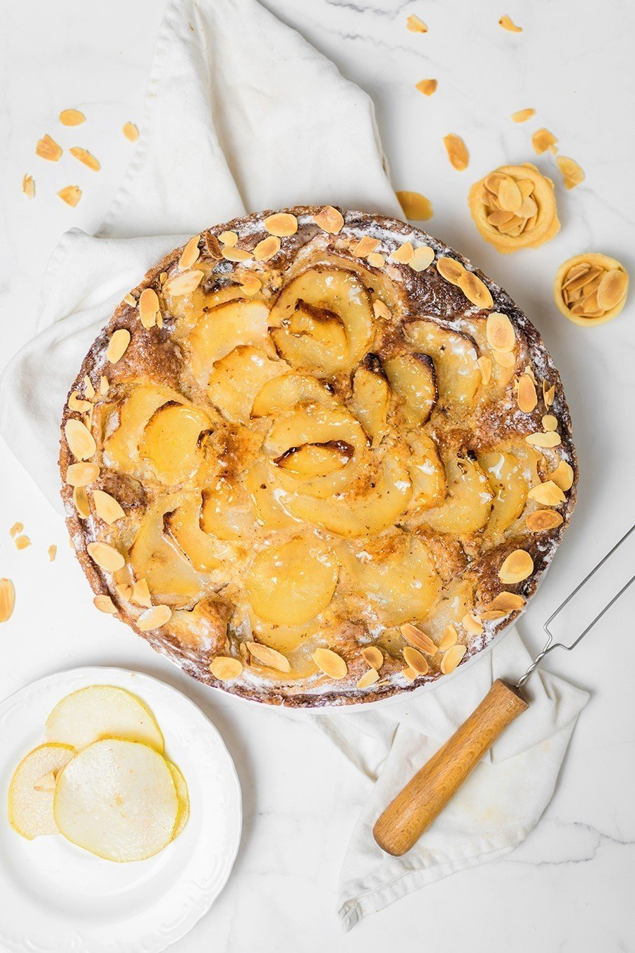 Tart-Kruska.jpg Tart Kruška i Badem - Slika 1